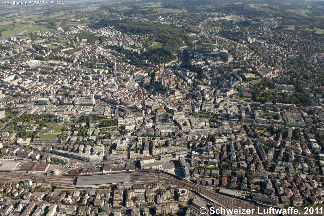 Lausanne, Blick nordwärts. Bahnhof SBB, dahinter Altstadt (